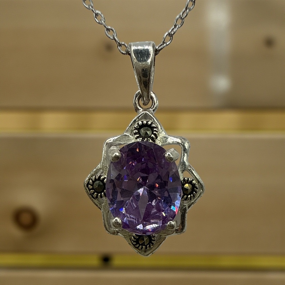 Sterling silver & oval beautiful amethyst with four circles of marcasite 3.51G​​
